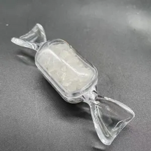 Detailansicht der Kristallsplitter Süßigkeiten Flasche mit schönen weißen Quarzsteinen.