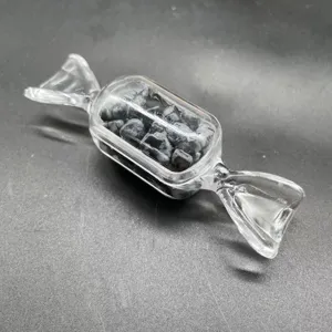 Klares Glas Bonbonfläschchen gefüllt mit natürlichen Kristallsplittersteinen.
