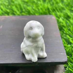 Nahaufnahme Detail einer süßen 3cm Naturstein kleiner Hund Skulptur, schöner Edelstein.