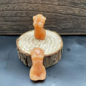 Gros plan d'une figurine de torse féminin en pierre précieuse, détail de cristal.
