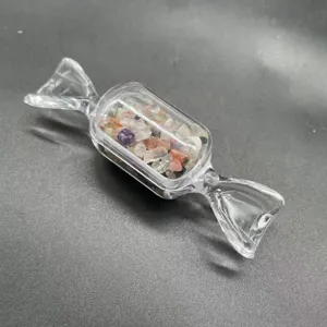Kristallsplitter Bonbon Glas Detailansicht, transparenter Plastikbehälter mit bunten Steinen.