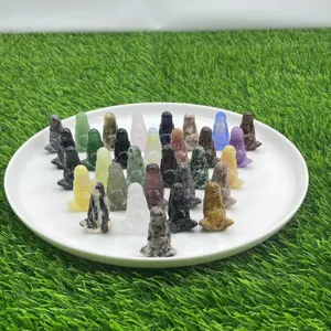 Vue rapprochée de figurines de Mère Gaïa en cristal gemme naturel disposées sur une assiette.
