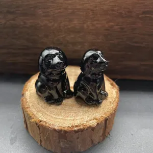 Nahaufnahme Detail der Natur Obsidian Hund Steinschnitzerei Figur, glatt und glänzend.