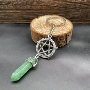 Natürlicher grüner Kristall sechseckige Säule Schlüsselanhänger mit Metall Pentagramm.