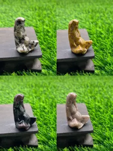 Gros plan sur les details de la figurine en cristal de mere terre gaia en pierre precieuse naturelle.
