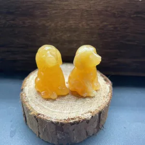 Nahaufnahme Detail geschnitzter Edelstein Welpe Figur, glatte polierte Oberfläche.