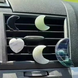 Detalle de clip de ventilación de coche de piedra de cristal luna y corazón.