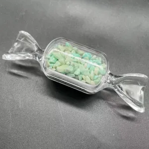 Kristallkies Bonbon geformte Glasflasche Detail zeigt grune Edelsteinsplitter Innendekor.
