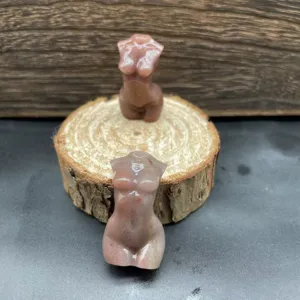 Vue détaillée de la sculpture en cristal de torse féminin en pierre précieuse, spécimen minéral.