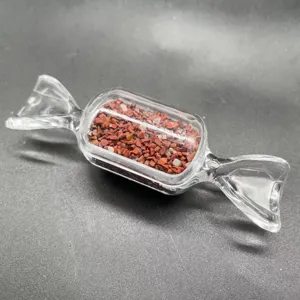 Klare Glas-Bonbonflasche gefuellt mit roten Jaspis-Kristallsplittern fuer Wohnkultur