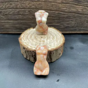 Sculpture miniature de torse féminin en cristal de pierre précieuse naturelle décoration gros plan