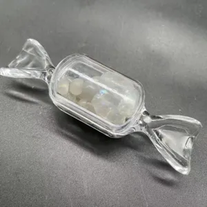Nahaufnahme einer klaren Glasbonbon-Aufbewahrungsflasche gefüllt mit Kristallsplittersteinen.