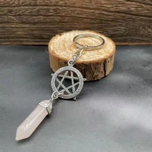 Natürlicher Rosenquarz sechseckiger Kristall spitz Schlüsselanhänger mit Pentagramm.