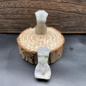 Gros plan de la figurine sculptée de torse féminin en pierre précieuse naturelle détail
