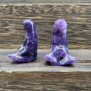 Vue detaillee de la figurine de desse meditante mere Gaia en pierre naturelle 1.5 pouces.