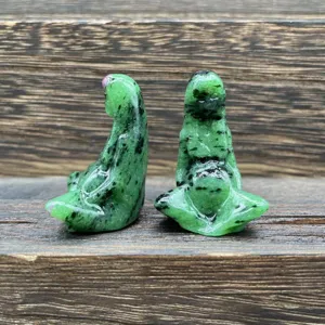 Vue rapprochée d'une sculpture Mère Terre Gaia en pierre naturelle de 1,5 pouce aux textures fines.