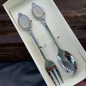 Set di posate cucchiaio e forchetta in cristallo e pietra preziosa in confezione regalo