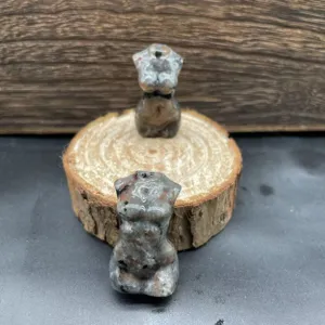 Figurine de torse féminin en cristal naturel 30mm fabriquée à la main, décor minéral.