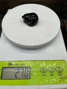Détail de la sculpture en cristal de chat endormi en obsidienne noire naturelle.