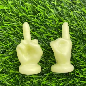 Vista dettagliata della scultura a mano con dito medio, decorazione da scrivania originale.