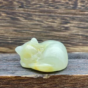 Gros plan détaillé mettant en valeur la texture de sculpture de chat endormi en cristal.