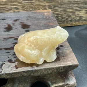 Vue détaillée d'une sculpture de grenouille en pierre précieuse de cristal naturel 4 cm.