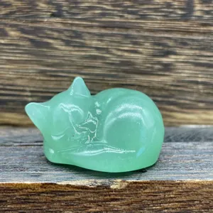 Détail de figurine de chat endormi en cristal d'aventurine verte, sculpture de gemme.