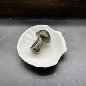 Vista dettagliata intaglio fungo in pietra naturale da 2 pollici, decoro cristallo minerale.
