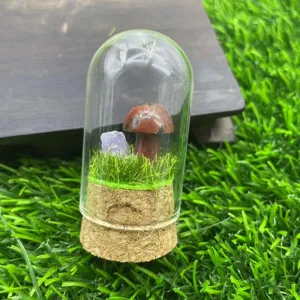 Mini paysage en dôme de verre avec champignon en cristal et améthyste pour décoration.