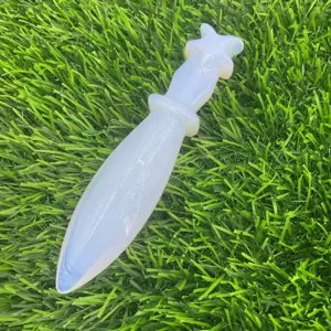 Dettaglio coltello in cristallo opalite, scultura di pugnale in pietra preziosa, finitura liscia.