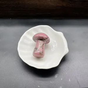 Dettaglio intaglio cristallo fungo pietra naturale, decorazione rosa cristallo curativo.
