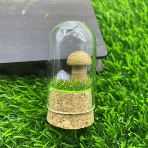 Vue détaillée de cloche en verre champignon cristal avec sculpture et mini cristal violet.