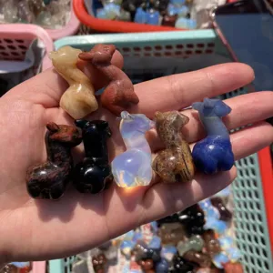 Natuursteen alpaca kristal snijwerk variant, schattig dieren edelsteen beeldje.
