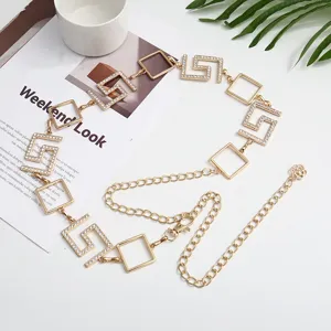 Elegante cadena de cintura de metal dorado con pedrería brillante y eslabones geométricos.