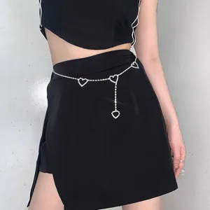 Nahaufnahme der Strass-Herz-Taille Kette, glänzendes Metall-Bauchketten-Accessoire.