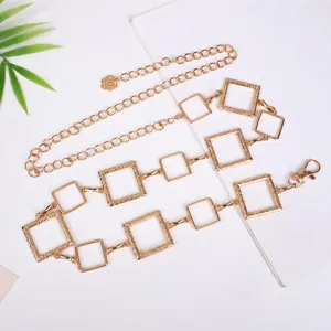 Goldfarbene Metallkettengürtel mit geometrischen quadratischen Gliedern für Damenmode.