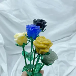 Bouquet di rose intagliate in cristallo fatto a mano con stelo in metallo verde decoro.