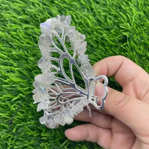 Kristall Schmetterling Haarklammer Detailansicht, silbernes Metall Edelstein Haaraccessoire.