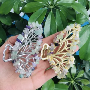 Vue de détail rapprochée de la pince à cheveux papillon en cristal faits main avec cadre.