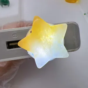 Nahaufnahme der USB-Kristallstein-Stern-Nachtlampe mit leuchtendem Material und feinem Design.