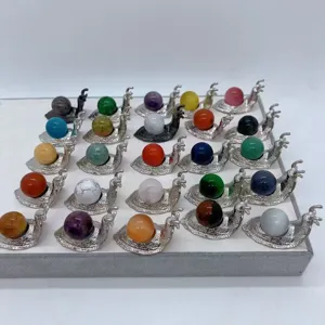 Vue détaillée de la figurine d'escargot en cristal avec sphère en pierre naturelle.
