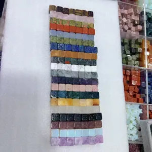 Detailansicht von Naturstein-Würfeln mit verschiedenen bunten Edelstein-Materialien.