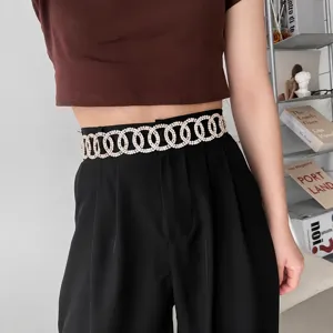 Cintura da donna alla moda con perle e strass luminosi, elegante fascia per abiti.