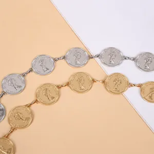 Detailaufnahme der Metallmünzkette mit verlinkten goldenen und silbernen Scheiben.