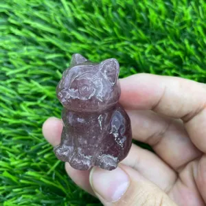 Detailaufnahme der niedlichen Kristall-Sitzkatze aus naturlichem Halbedelstein.