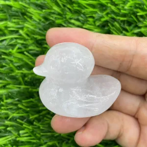 Gros plan de la jolie figurine de canard en cristal sculpté, décoration en pierre.