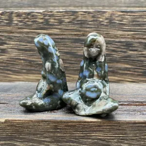 Gros plan détaillé de la sculpture de gemme Mère Terre Gaea en cristal naturel, déco de guérison.