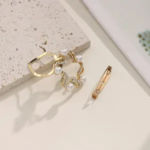 Gouden parel strass sjaal gesp detailweergave, elegant kleding accessoire voor de zomerse outfit.
