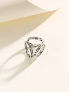 Clip de foulard trois anneaux en acier inoxydable avec zircons scintillants, design élégant.