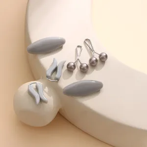Overzicht van moslim hijab spelden en sjaal clips set, met grijs plastic en elegant parel design.